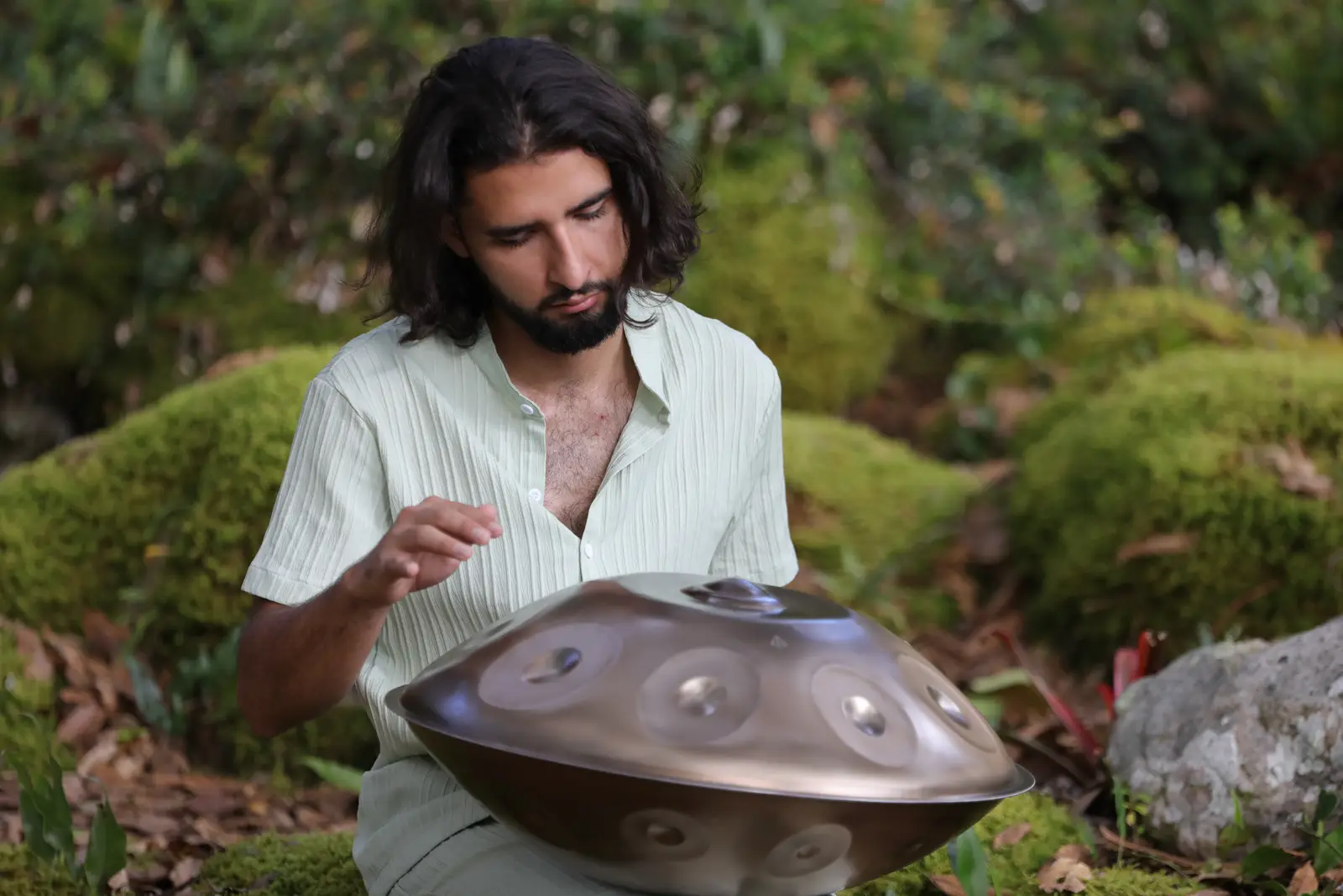 Antony con su handpan en el bosque